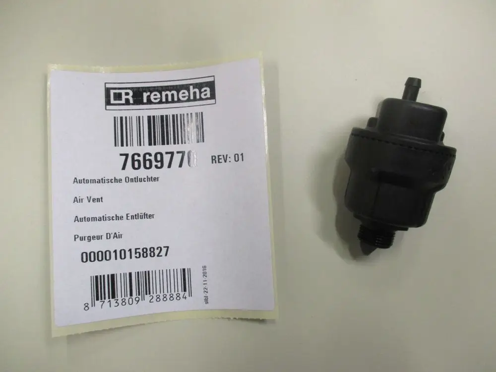 Remeha Entlüfter, schwarzes Kunststoffteil mit Anschlussgewinde und dazugehörigem Etikett für automatische Luftentfernung.